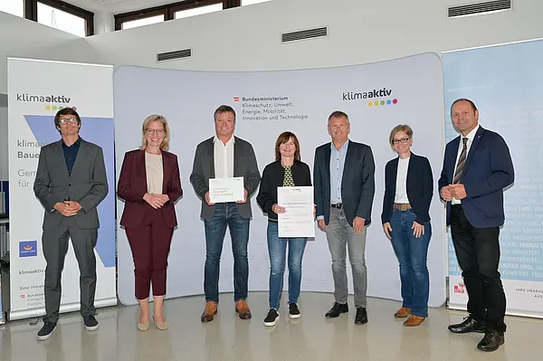 Im Bild: Klimaschutzministerin Leonore Gewessler, LHStv. Josef Geisler, DI Robert Taunmüller (Energie Tirol), Bgm. Anton Hoflacher, Vizebgm. Michael Dessl (Marktgemeinde Kundl), Anni Häusler (e5-Team Marktgemeinde Kundl), DI Christina Krimbacher