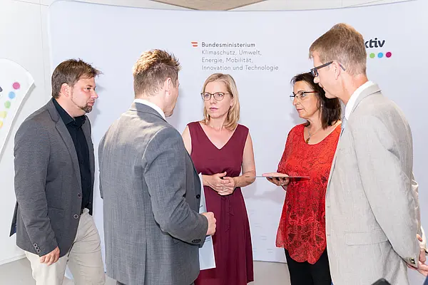 Im Bild: Klimaschutzministerin Leonore Gewessler, Bürgermeister Josef Maier, Gerhard  Hörmann, Elisabeth Edlinger-Pammer, Kurt Kreinbucher und Klaus Stadtschreiber (Marktgemeinde Neumarkt)