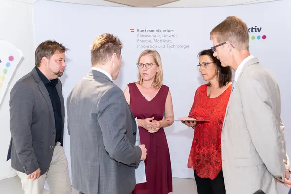 Im Bild: Klimaschutzministerin Leonore Gewessler, Bürgermeister Josef Maier, Gerhard  Hörmann, Elisabeth Edlinger-Pammer, Kurt Kreinbucher und Klaus Stadtschreiber (Marktgemeinde Neumarkt)