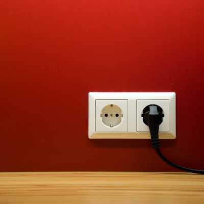 Stecker steckt in einer Steckdose