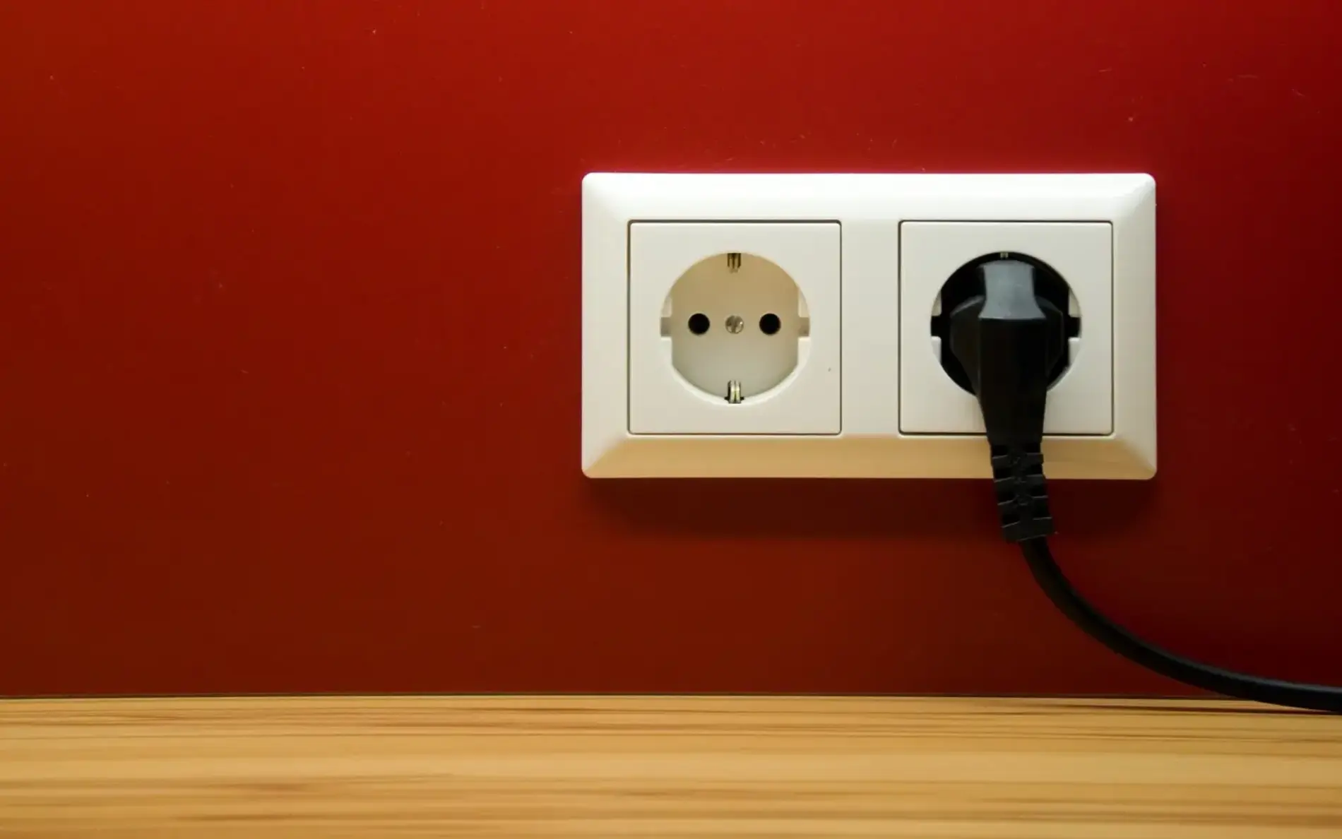Stecker steckt in einer Steckdose