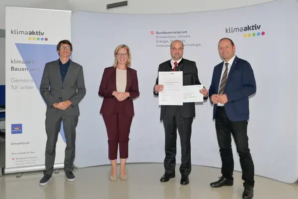 im Bild: Klimaschutzministerin Leonore Gewessler, LHStv. Josef Geisler, DI Robert Taunmüller (Energie Tirol), Bürgermeister Stefan Rueland (Gemeinde Tarrenz)