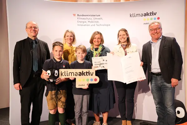 Patricia Stadler (Direktorin), Sigrid Rankl (Lehrerin), Christopher, Thomas gemeinsam mit LH-Stv. Heinrich Schellhorn, Robert Thaler (BMK) und Postbus-Vorständin Silvia Kaupa-Götzl Foto: klimaaktiv/APA-Fotoservice/ Franz Neumayr