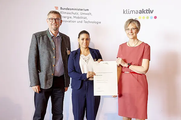 DI Dr. Bettina Bergauer, Stellvertretung Stabsstelle Dialog zu Energiewende und Klimaschutz, zeichnete am 24. März 2022 energieeffiziente Betriebe und Beratungsunternehmen aus.  Ausgezeichneter Betrieb: SWIETELSKY AG  Im Bild: Christian Wahlmüller (Leiter der Abteilung  Nachhaltigkeit), Nina Mendl-Haas (Abteilung Integrierte Managementsysteme) mit Bettina Bergauer (BMK)