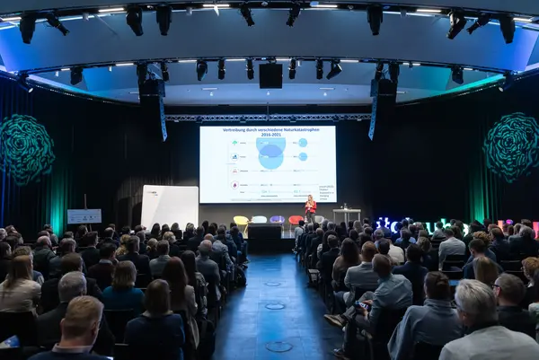 Frau spricht auf einer Bühne