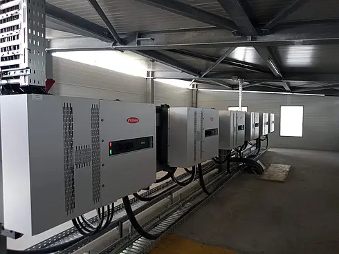 Stromspeicher und -zähler im Keller der Haslinger Stahlbau GmbH