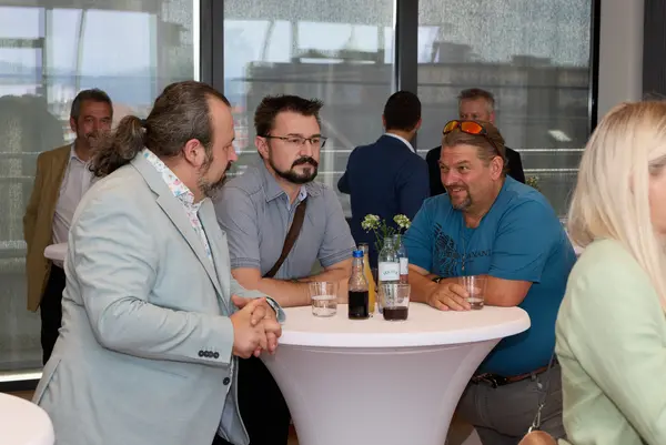 Besucher:innen einer Veranstaltung unterhalten sich