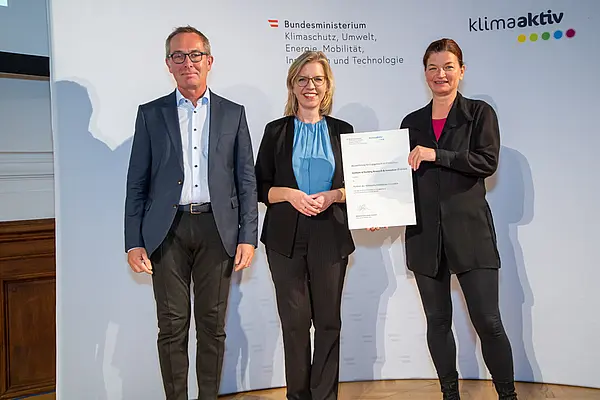 Im Bild: Peter Holzer (Institute of Building Research & Innovation ZT-GmbH), Klimaschutzministerin Leonore Gewessler und Renate Hammer (Institute of Building Research & Innovation ZT-GmbH)