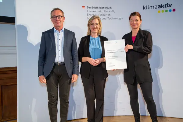 Im Bild: Peter Holzer (Institute of Building Research & Innovation ZT-GmbH), Klimaschutzministerin Leonore Gewessler und Renate Hammer (Institute of Building Research & Innovation ZT-GmbH)