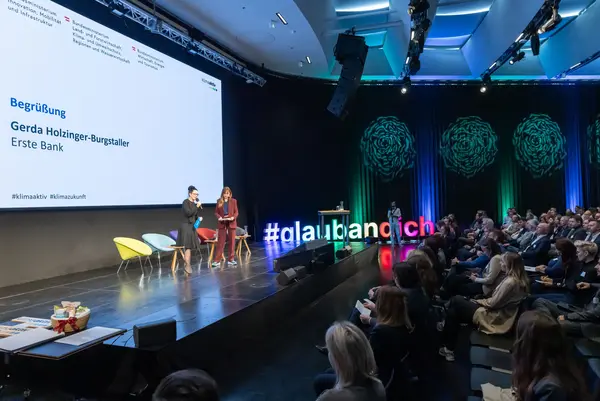 2 Personen auf einer Bühne