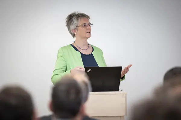 eine Frau spricht auf einer Bühne