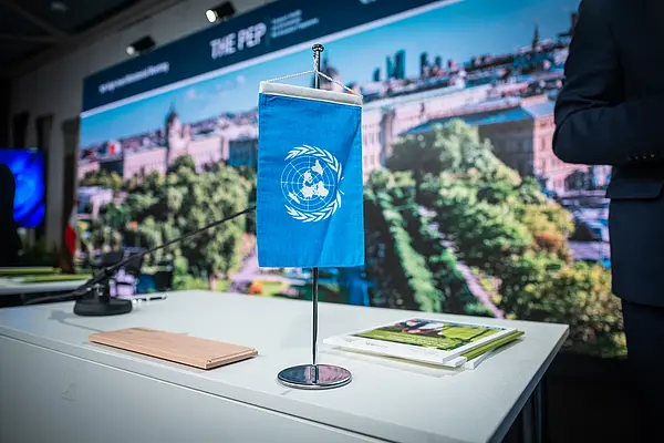 UNECE Flagge im Vordergrund, im Hintergrund die Veranstaltungsbühne