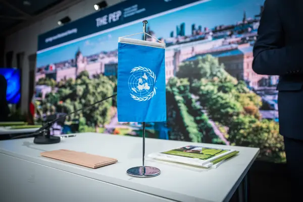 UNECE Flagge im Vordergrund, im Hintergrund die Veranstaltungsbühne