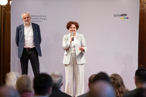 Menschen auf einer Bühne