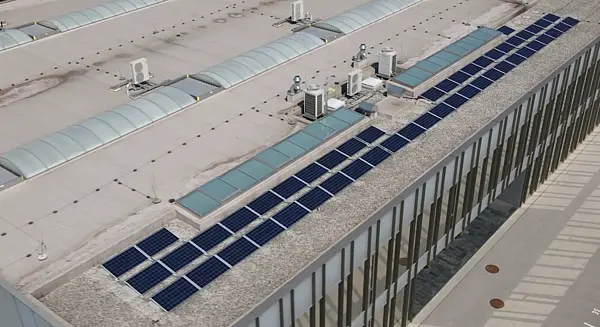 Luftaufnahme Werksgebäude - Blick auf PV-Anlage