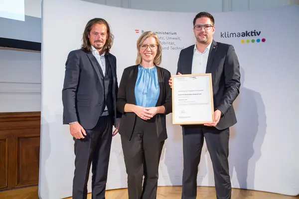 .Im Bild: Florian Ölz, Klimaschutzministerin Leonore Gewessler und Florian Rusch (Rudolf Ölz Meisterbäcker GmbH & Co KG)