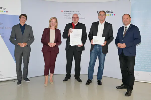Im Bild: Klimaschutzministerin Leonore Gewessler, LHStv. Josef Geisler, DI Robert Taunmüller (Energie Tirol), DI Markus Lechleitner und Harald Stöger (Alpenländische Gemeinnützige WohnbauGmbH)