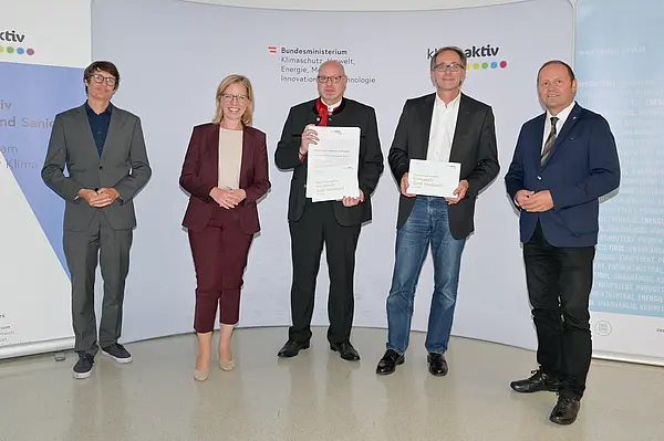 Im Bild: Klimaschutzministerin Leonore Gewessler, LHStv. Josef Geisler, DI Robert Taunmüller (Energie Tirol), DI Markus Lechleitner und Harald Stöger (Alpenländische Gemeinnützige WohnbauGmbH)