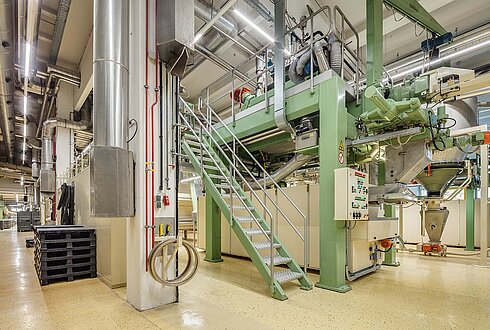 Neues Beleuchtungssystem in der Produktionshalle in der Firma Recheis