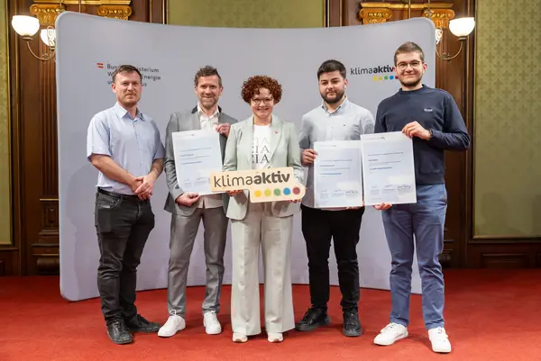 Menschen auf einer Bühne bei einer Veranstaltung