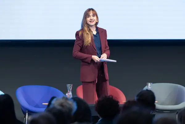 Moderatorin auf der Bühne