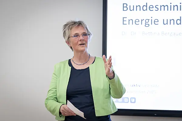 eine Frau spricht auf einer Bühne