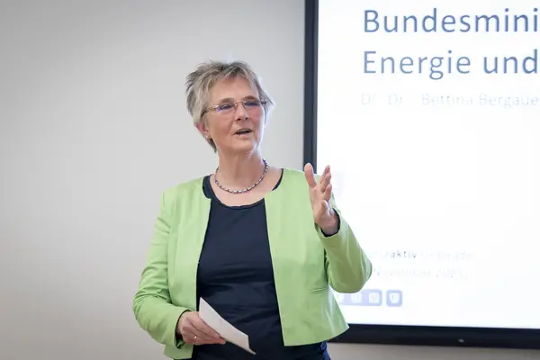 eine Frau spricht auf einer Bühne