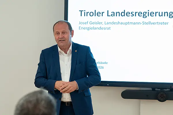 eine Person spricht auf einer Bühne