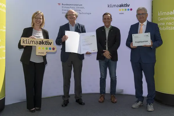 Die Gemeinde Zell am Moos wird für die Errichtung einer 2.400m umfassenden Geh- und Radwegverbindung ausgezeichnet. Im Bild: Franz Rindberger und Johann Wiesinger gemeinsam mit FBM Leonore Gewessler und Gemeindebundpräsident Alfred Riedl.