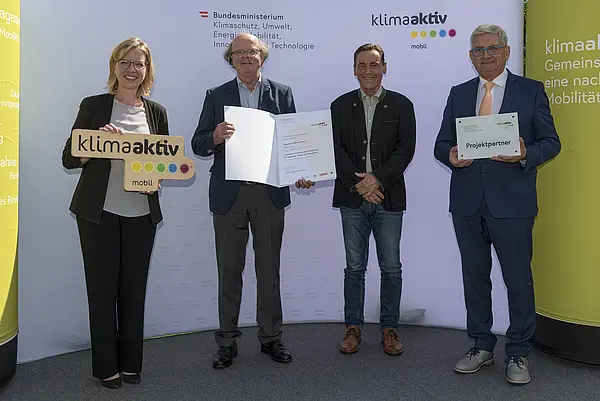 Die Gemeinde Zell am Moos wird für die Errichtung einer 2.400m umfassenden Geh- und Radwegverbindung ausgezeichnet. Im Bild: Franz Rindberger und Johann Wiesinger gemeinsam mit FBM Leonore Gewessler und Gemeindebundpräsident Alfred Riedl.