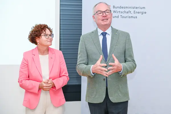 2 Personen auf einer Bühne vor einer Logowand klimaaktiv und BMWET