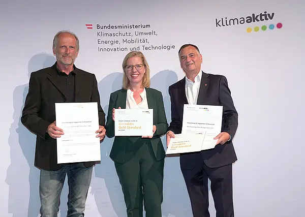 Im Bild: Klimaschutzministerin Leonore Gewessler, Vorstand Helmut Kusternik (meine heimat Gemeinnützige Bau-, Wohn- und Siedlungsgenossenschaft mbH), Architekt Werner Thurner