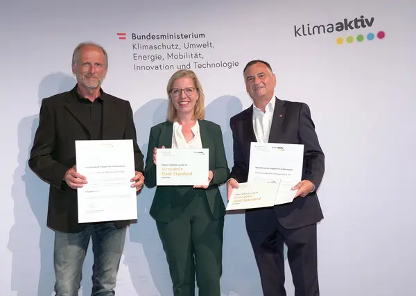 Im Bild: Klimaschutzministerin Leonore Gewessler, Vorstand Helmut Kusternik (meine heimat Gemeinnützige Bau-, Wohn- und Siedlungsgenossenschaft mbH), Architekt Werner Thurner