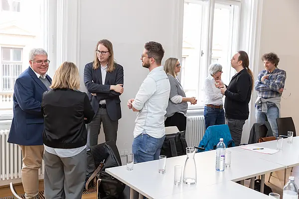 Menschen unterhalten sich bei einer Veranstaltung