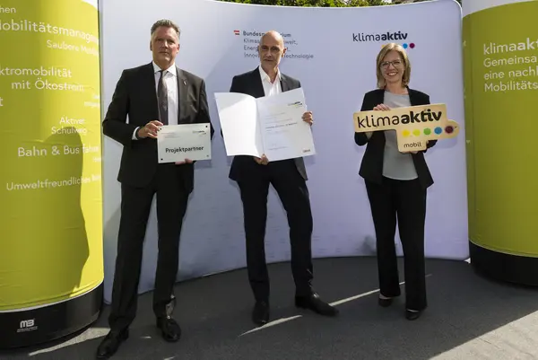 Die Fahrschule Chill'n Drive - Dr. Robert Auli erhält die Auszeichnung als klimaaktiv mobil Fahrschule. Im Bild: Robert Auli gemeinsam mit FBM Leonore Gewessler und Alexander Klacska, Obmann der Bundessparte Transport und Verkehr der Wirtschaftskammer Österreich.