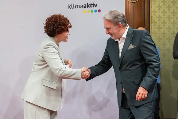 Menschen auf einer Bühne bei einer Veranstaltung