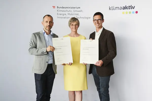 Im Bild: Stefan Prantl (Betriebsleitung & Nachhaltigkeit), Daniel Stiefsohn (Nachhaltigkeit) mit Bettina Bergauer (BMK)
