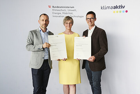Im Bild: Stefan Prantl (Betriebsleitung & Nachhaltigkeit), Daniel Stiefsohn (Nachhaltigkeit) mit Bettina Bergauer (BMK)