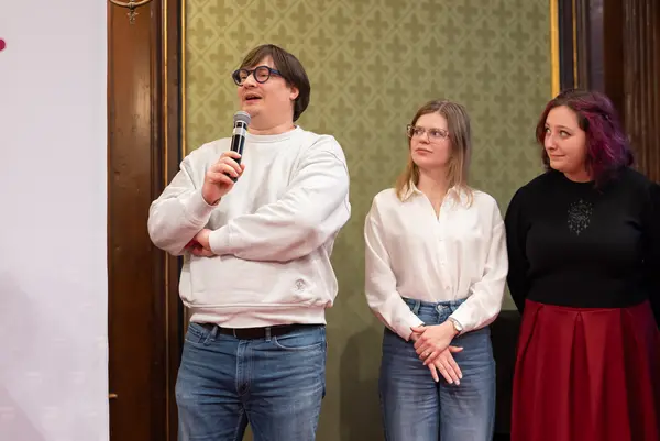 Menschen auf einer Bühne bei einer Veranstaltung