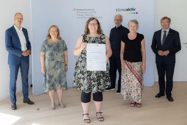 klimaaktiv Gold Auszeichnung für die Planung der Wohnhausanlage "GeWoZU" in Waidhofen /Ybbs. Im Bild: Jürgen Schneider (Klimaschutzministerium), Monika Pöllinger, Mirjam Heigl, Michaela Stumpf (Verein Gemeinschaftlich Wohnen - die Zukunft), Franz Gugerell (Gugerell KEG), Herbert Greisberger (enu)
