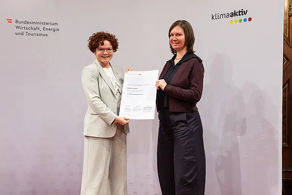 Menschen auf einer Bühne bei einer Veranstaltung