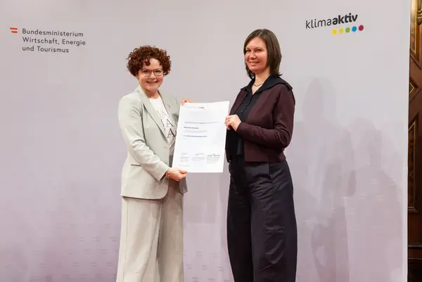 Menschen auf einer Bühne bei einer Veranstaltung