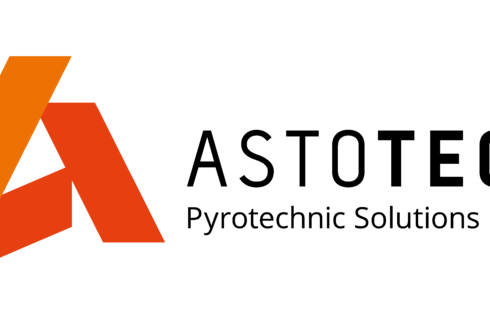 Logo der Firma Astotec Pyrotechnic Solutions. Orangefärbiges Logo und schwarze Schrift auf weißem Grund.