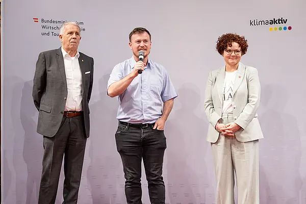 Menschen auf einer Bühne bei einer Veranstaltung