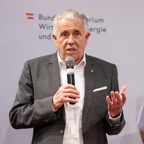 Menschen auf einer Bühne bei einer Veranstaltung