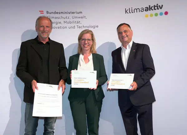Im Bild: Klimaschutzministerin Leonore Gewessler, Vorstand Helmut Kusternik (meine heimat Gemeinnützige Bau-, Wohn- und Siedlungsgenossenschaft mbH), Architekt Werner Thurner"