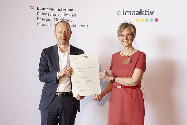 DI Dr. Bettina Bergauer, Stellvertretung Stabsstelle Dialog zu Energiewende und Klimaschutz, zeichnete am 24. März 2022 energieeffiziente Betriebe und Beratungsunternehmen aus.  Ausgezeichneter Betrieb und klimaaktiv Projektpartner: Schenker & CO AG  Im Bild: Michael Meyer (Vorstand/Chief Financial Officer für den Cluster Southeast Europe) mit Bettina Bergauer (BMK)