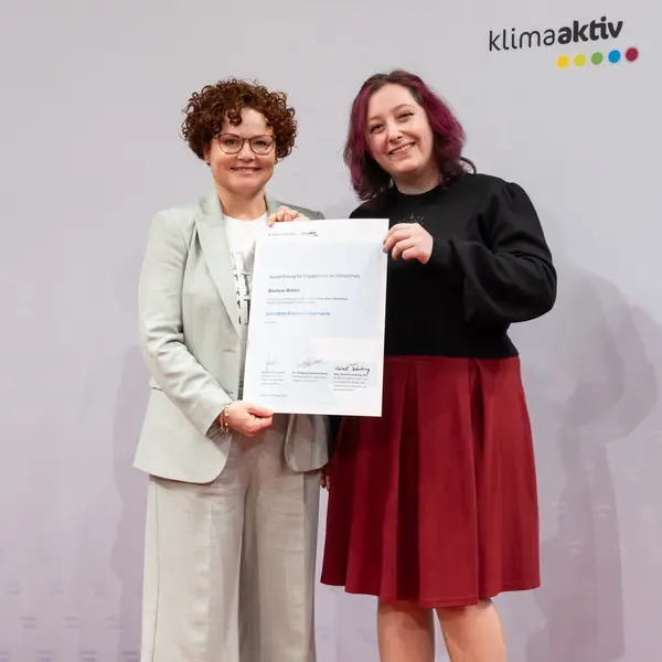 Menschen auf einer Bühne bei einer Veranstaltung