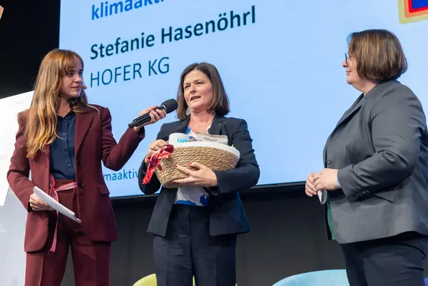 Personen auf einer Bühne