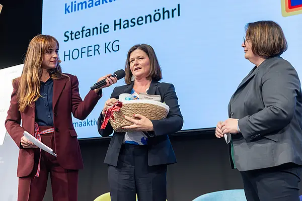 Personen auf einer Bühne
